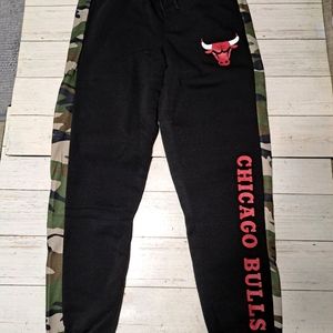 Chicago Bulls, Boys Large. Black/ Camo Sweat Pants